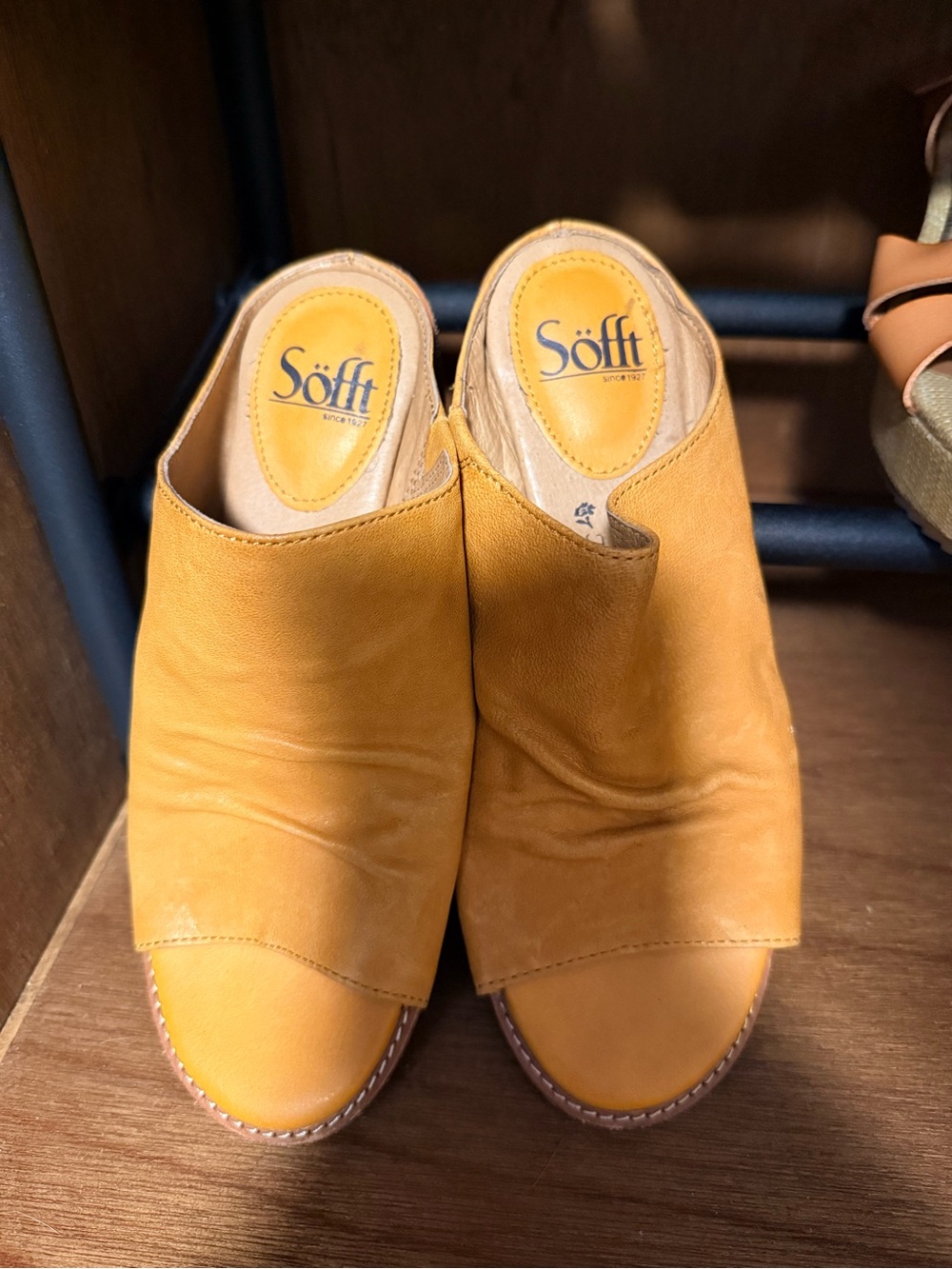 Sofft yellow leather slides sandals 7 - Picture 2 of 4